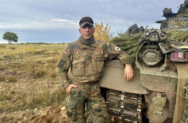 Bild 1 von 12: Panzergrenadier Richard Manke mit seinem Schützenpanzer MARDER