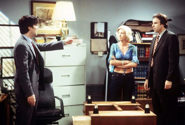Bild 1 von 2: Dharma und Greg haben allen Grund zu feiern, denn Greg wurde zum Staatsanwalt des Jahres gewählt. Doch anstatt sich zu freuen, beginnt er in Selbstzweifeln zu versinken. Weshalb ist er Anwalt geworden? Was ist überhaupt der Sinn des Lebens? Er kündigt seine Stellung, lungert nur noch zu Hause herum. Auch Ehefrau Dharma kann ihm nicht helfen. Eines Tages kommt sie vom Einkaufen zurück und findet eine leere Wohnung vor: Greg hat sich auf den Weg gemacht, um sich selbst zu finden.