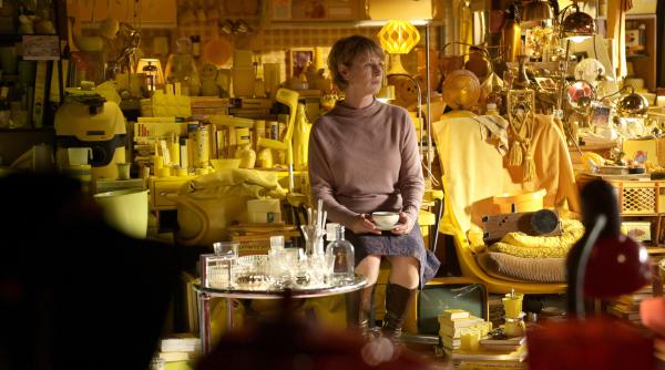 Bild 1 von 1: Marlen (Corinna Harfouch) ist eine leidenschaftliche Sammlerin, die ihre Wohnung mit zahlreichen Gegenständen gefüllt hat.