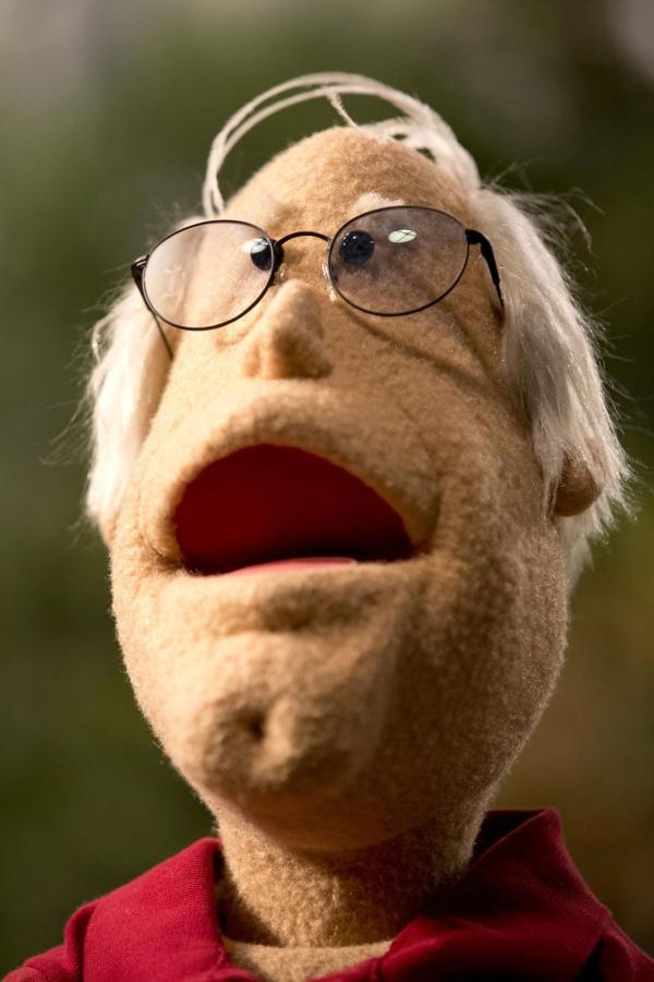Bild 1 von 18: Auch Pierce Hawthorne (Chevy Chase) soll an der Puppentherapie der Lerngruppe teilnehmen und beginnt zu Reden ...