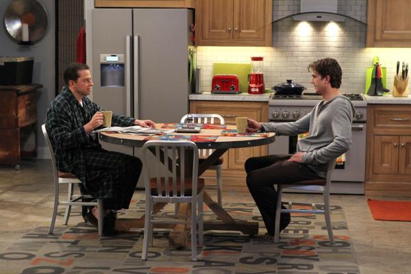 Bild 1 von 34: Müssen den Valentinstag gemeinsam verbringen, da ein Sturm aufgezogen ist: Walden (Ashton Kutcher, r.) und Alan (Jon Cryer, l.) ...