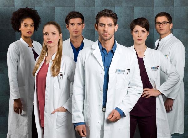 Bild 1 von 10: (v.l.n.r.) Vivienne Kling (Jane Chirwa); Julia Berger (Mirka Pigulla); Ben Ahlbeck (Philipp Danne); Dr. Niklas Ahrend (Roy Peter Link); Dr. Theresa Koshka (Katharina Nesytowa); Elias Bähr (Stefan Ruppe)