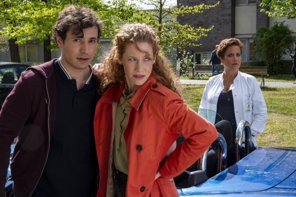 Bild 1 von 22: (v.l.n.r.) Radu Florea (Richard Ciuchendea); Dr. Lea Wolff (Sina-Valeska Jung); Dr. Barbara Berg (Muriel Baumeister)