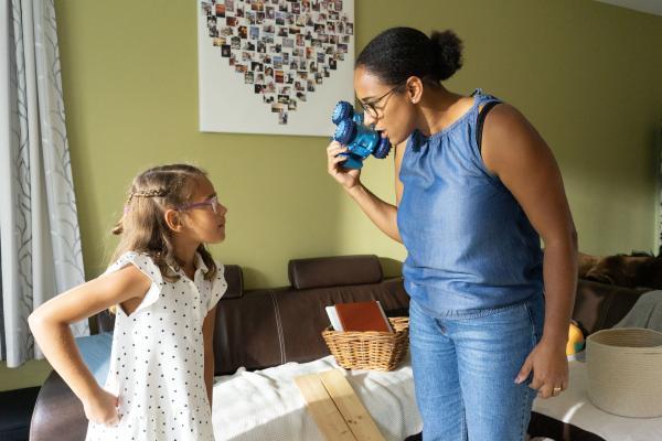 Bild 1 von 5: Mama ist sauer, weil Mirella nicht aufräumen will.© KiKA/Lupalipa Media - Honorarfreie Verwendung gemäß AGB im redaktionellen Zusammenhang mit genannter Sendung bei Nennung \