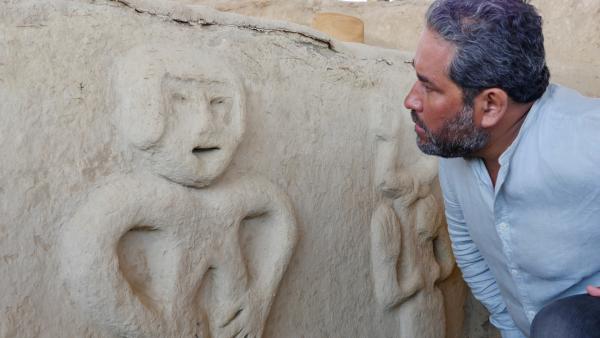 Bild 1 von 5: Tanz am Abgrund: Archäologe Julio Sarmiento untersucht die geheimnisvollen Wandfiguren im Tempel von Vichama - ein Tanzfest voller Angst und Schrecken.