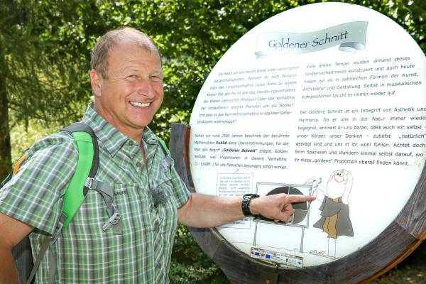 Bild 1 von 10: Im Bild: Auf der Bionikinsel sind Zusammenhänge von Biologie und Technik erlebbar: Harry Prünster probiert einiges sofort aus.
