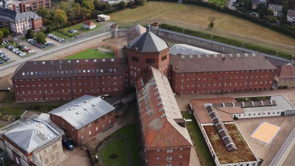 Bild 1 von 8: In der 1848 erbauten JVA Bruchsal sitzen mehr als 400 schwerkriminelle Männer ein.