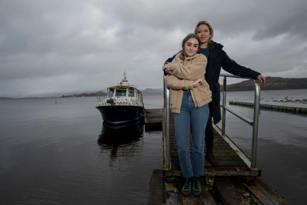 Bild 1 von 5: Annika Strandhed (Nicola Walker, r.) und ihre Tochter Morgan Strandhed (Silvie Furneaux, l.) haben ihren Wohnortwechsel mittlerweile gemeistert.