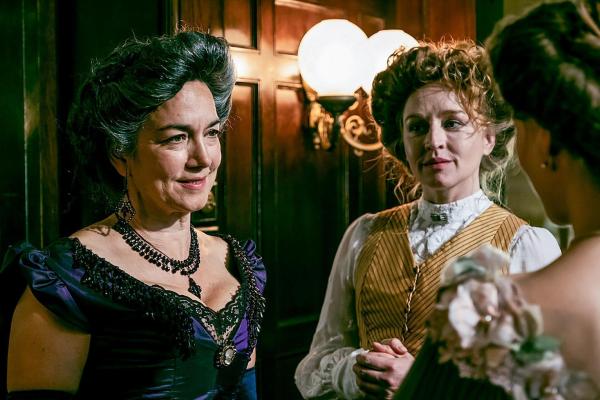 Bild 1 von 13: Im Bild (v.li.): Irina Wanka (Elise Brockmann), Brigitte Hobmeier (Colina Kandl), Mercedes Müller (Clara Prank).