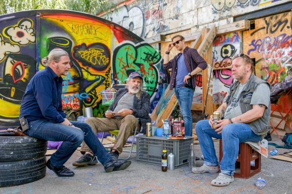 Bild 1 von 17: Im Bild: Stefan Jürgens (Carl Ribarski, li.), Michael Steinocher (Simon Steininger, 2.v.re.).