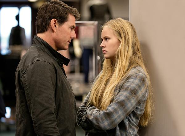 Bild 1 von 8: Verbindet Jack Reacher (Tom Cruise, l.) und Samantha (Danika Yarosh, r.) mehr als sie zunächst ahnen?