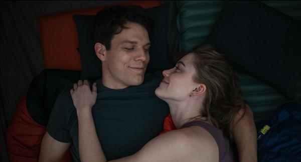Bild 1 von 4: Harry (Jake Lacy, l.); Ruth (Maika Monroe, r.)