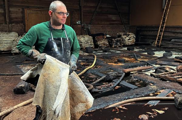 Bild 1 von 5: Thomas Martin gerbt Leder mit Baumrinde und Wasser. Mindestens 2 Jahre ruhen die Tierhäute in der Gerbbrühe bevor sie zu Sohlenleder weiterverarbeitet werden