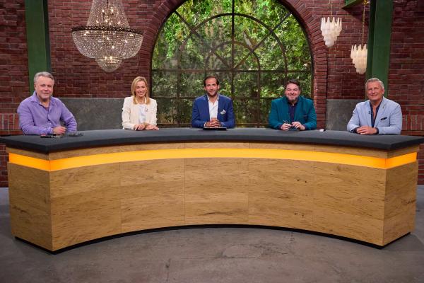 Bild 1 von 9: Von links: Händler Jan Cizek, Susanne Steiger, Julian Schmitz-Avila, Daniel Meyer und Markus Wildhagen