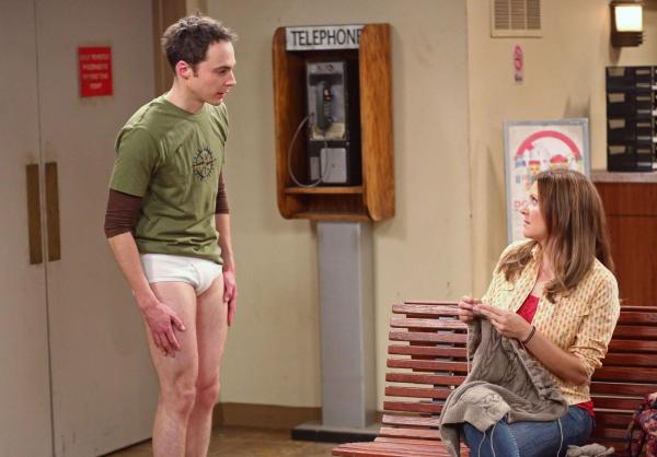 Bild 1 von 30: Als Sheldon (Jim Parsons, l.) ausgeraubt wurde - steht er ohne alles da. Eine Frau (Tonja Kahlens, r.) am Bahnhof von Arizona ist etwas irritiert ...
