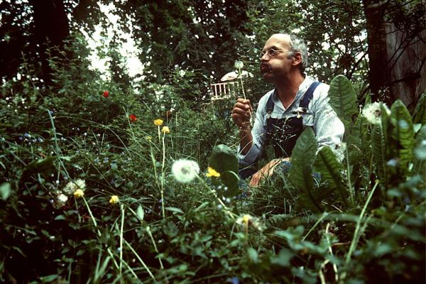 Bild 1 von 3: Peter (Peter Lustig) geht der Sache auf den Grund.