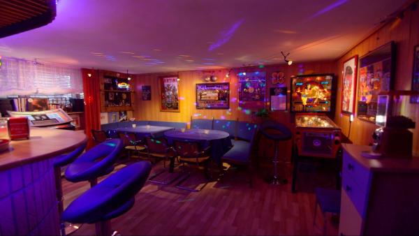 Bild 1 von 2: Der Partykeller: Selbst eingerichtete Kellerräume, mit Flipper, Musikbox, bunten Glühlampen und einem weiteren Phänomen privater Dancefloors waren Institutionen der deutschen Feierkultur.