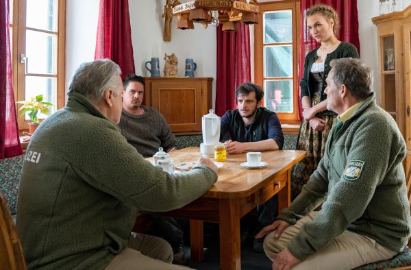 Bild 1 von 5: Hubert (Christian Tramitz, rechts) und Girwidz (Michael Brandner, links) befragen die Familie des Toten: Ludwig (Leo Tramitz, 2. von links), Anton (Tommy Schwimmer, Mitte) und Anna (Christina Arends, rechts). Irgendetwas scheinen die Kinder des Verstorbenen zu verbergen.