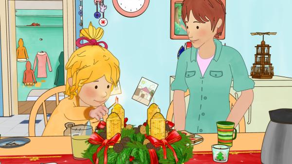 Bild 1 von 4: Conni zündet die erste Adventskerze an.