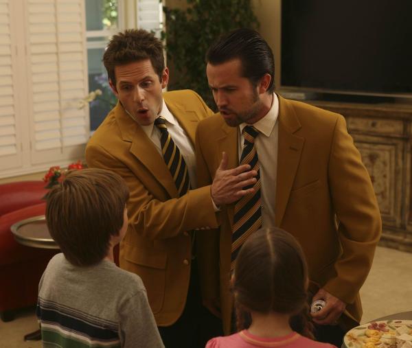 Bild 1 von 13: Dennis (Glenn Howerton, l.) und Mac (Rob McElhenney, r.) wollen als Immobilienhändler durchstarten und nutzen die altbekannte Masche des guten Immobilienhändlers und des bösen Immobilienhändlers ...