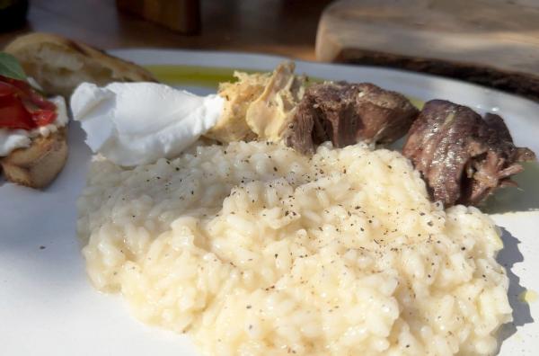 Bild 1 von 2: Zu feierlichen Anlässen wird auf Kreta das cremige Gamopilafo serviert.