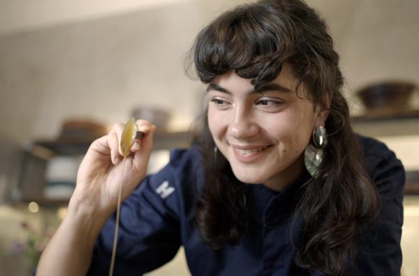 Bild 1 von 3: Lucie bereitet ein Salzkaramell zu ? ein idealer Aufstrich für frisches Baguette.