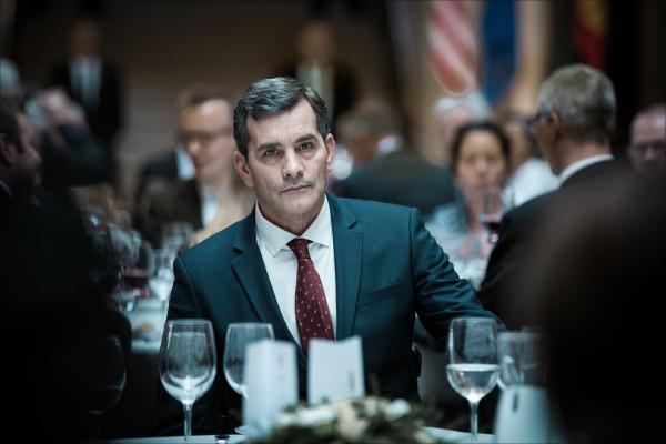 Bild 1 von 15: Der Beginn des Show-Downs: Wird der Premierminister (Koen De Bouw) auf die US-Präsidentin schießen?