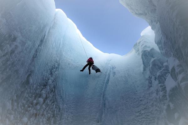 Bild 1 von 6: Weltrekord: Fast 180 Meter tief steigt Glaziologe Prof. Alun Hubbard in eine Gletschermühle im Grönländischen Inlandeis hinab, um Untersuchungen vorzunehmen.