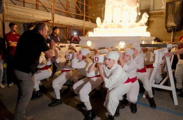 Bild 1 von 2: Jugendliche tragen die  \