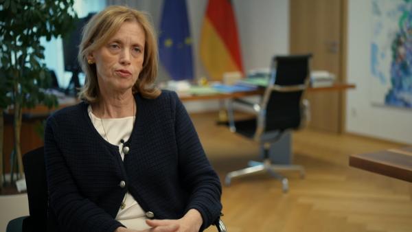 Bild 1 von 4: Bundesbildungsministerin Karin Prien (CDU) fordert verpflichtende Schutzkonzepte in allen Bundesländern.