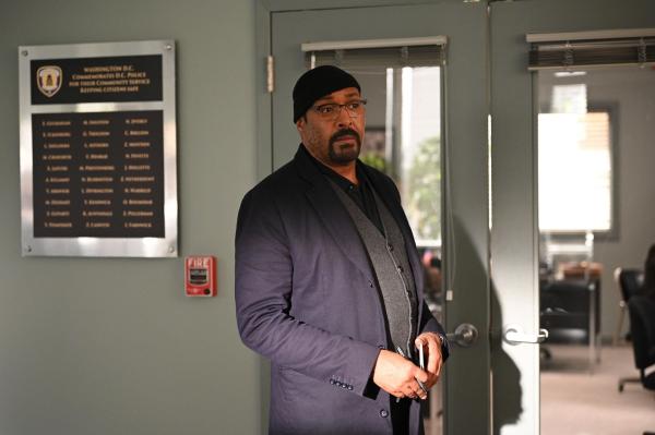 Bild 1 von 10: Alec Mercer (Jesse L. Martin)