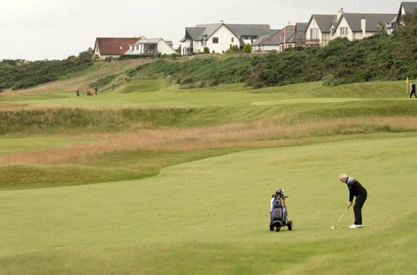 Bild 1 von 4: Der viele Regen in Schottland sorgt für sattes, kräftiges Grün. So ist es nicht verwunderlich, dass hier seit 600 Jahren Golf gespielt wird.
