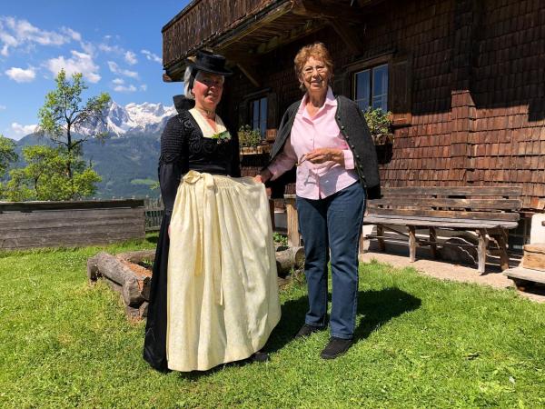 Bild 1 von 11: Im Bild: Monika Quehenberger mit der Ehefrau von Thomas Quehenberger Senior; Sie erklärt den Überrock.