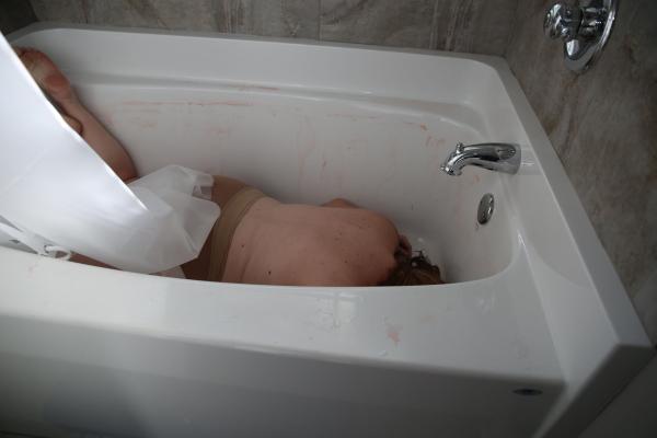 Bild 1 von 4: Tod in der Badewanne: Ihre eigenen Kinder finden die leblose Cheryl Brantner in der Wanne und alarmieren sofort die Polizei. Ermittler Lt. Joe Kenda muss nun herausfinden, ob es sich um einen Unfall oder Mord handelt ...