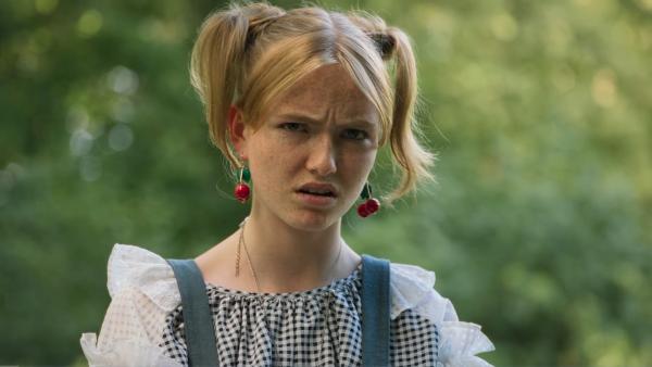 Bild 1 von 5: Chiara (Jamila Kara Kichakuro Weintritt) verdächtigt Elly, den Pferdemist auf ihrem Schuldgarten verteilt zu haben.