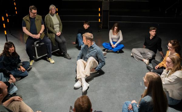 Bild 1 von 4: Psychologe Leon Windscheid (M.) spricht mit Menschen aus allen Altersgruppen über ihre persönlichen Erfahrungen mit dem Thema Lust.