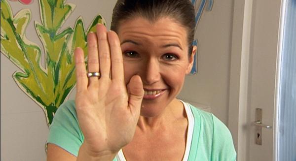 Bild 1 von 3: Anke Engelke zeigt, wie sie ohne Worte sagen kann, was sie denkt.
