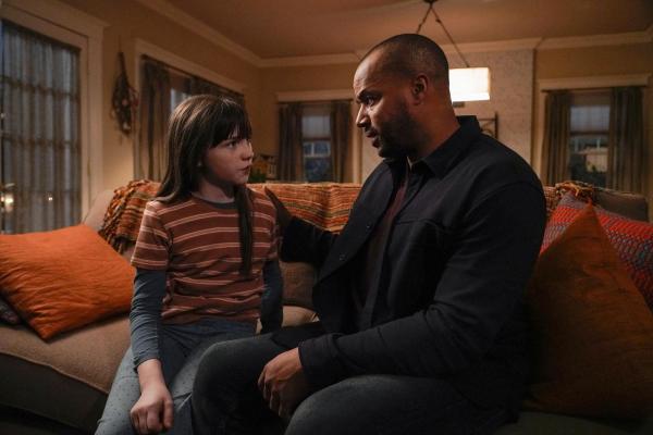 Bild 1 von 4: Piper (Alexa Swinton, l.); Alex Evans (Donald Faison, r.)
