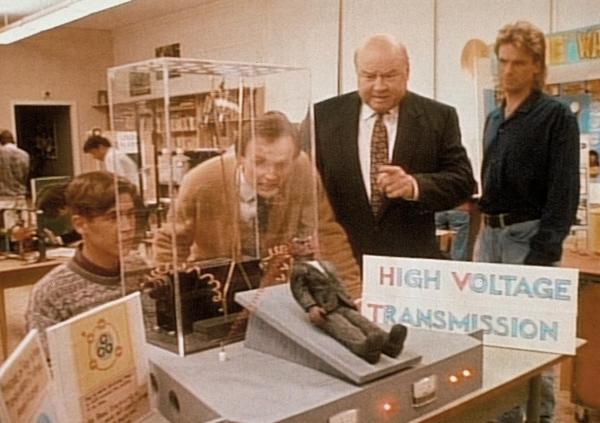 Bild 1 von 11: (v.l.n.r.) Der Schüler Mike (Stephen Cooper) führt dem Lehrer Zirkonis (Robert Thurston), Thornton (Dana Elcar) und MacGyver (Richard Dean Anderson) ein Hochspannungsexperiment vor.