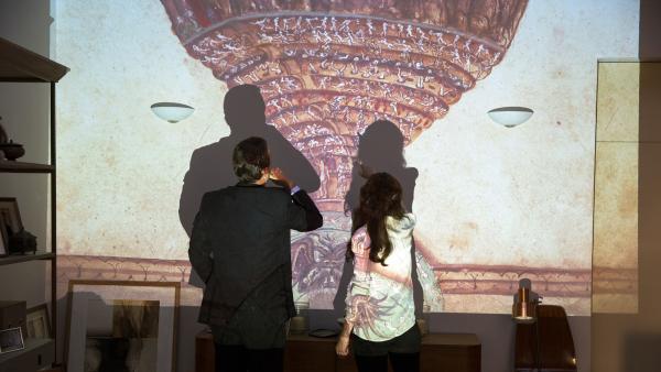 Bild 1 von 6: Langdon (Tom Hanks) und Sienna (Felicity Jones) studieren die Karte der Hölle