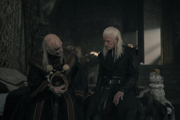 Bild 1 von 17: König Viserys I. Targaryen (Paddy Considine, l.); Daemon Targaryen (Matt Smith, r.)
