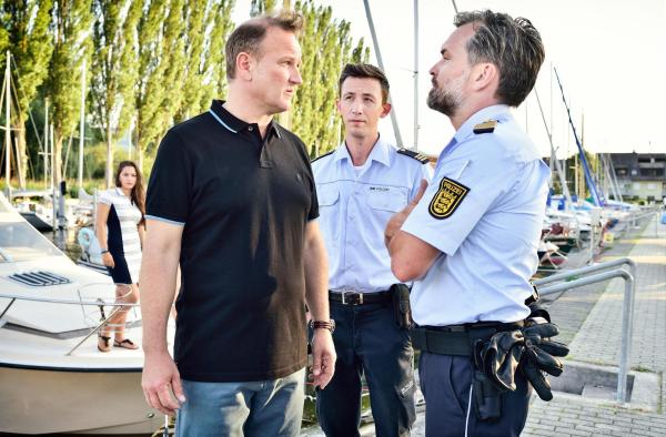 Bild 1 von 1: Im Bild: Pirmin Spitznagel (Simon Werdelis, M.) und Andreas Rambach (Ole Puppe, r.) setzen Andreas Holler (Thomas Douglas, l.), den Vorsitzenden des Segelclubs, unter Druck.