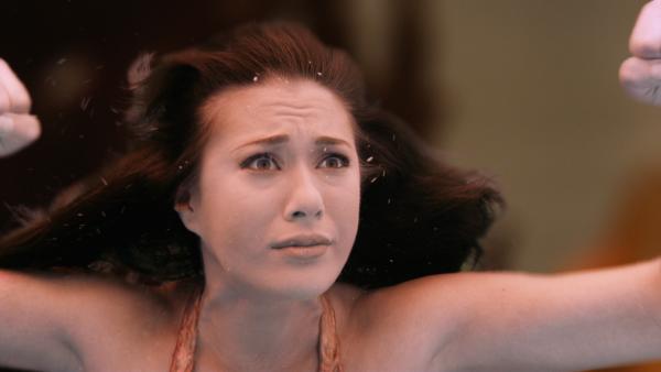 Bild 1 von 5: Durch ein Missgeschick mit dem Mondring ist Evie (Gemma Forsyth) geschrumpft und sitzt nun im Goldfischglas fest.