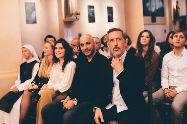 Bild 1 von 7: Der große Tag für Gad (Gad Elmaleh, vorne rechts) ist gekommen.