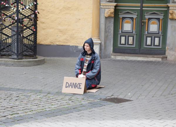 Bild 1 von 6: Mila (Ada Lüer) probiert neue Dinge aus.