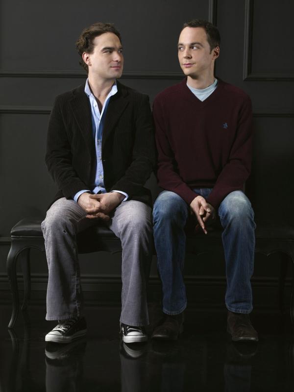 Bild 1 von 23: (1. Staffel) - Die beiden brillanten Nachwuchsphysiker Leonard (Johnny Galecki, l.) und Sheldon (Jim Parsons, r.) sind beste Freunde und teilen sich gemeinsam ein Appartement. Ihre Freizeit gestalten die Genies mit Film- und Serienmarathons, Computerspielen und kleinlichen Diskussionen über ihre Lieblingsthemen. Als in der Nachbarwohnung eine attraktive junge Frau einzieht, wird ihr Leben auf den Kopf gestellt ...