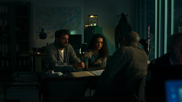 Bild 1 von 6: Nachdem Arielle (Cassiopée Mayance, M.) aus den Fängen der Erpresser befreit wurde, sprechen sie und ihr Vater Etienne (Grégory Montel, l.) bei der Polizei mit Détective Laurent (Rachid Benbouchta, r.).