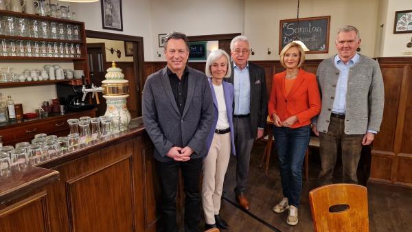 Bild 1 von 4: Gastgeber Hans Werner Kilz (Mitte) und seine beiden Stammgäste Ursula Münch (2. von links) und Klaus Bogenberger (links) sowie Petra Gerster und Erich Vad (rechts).