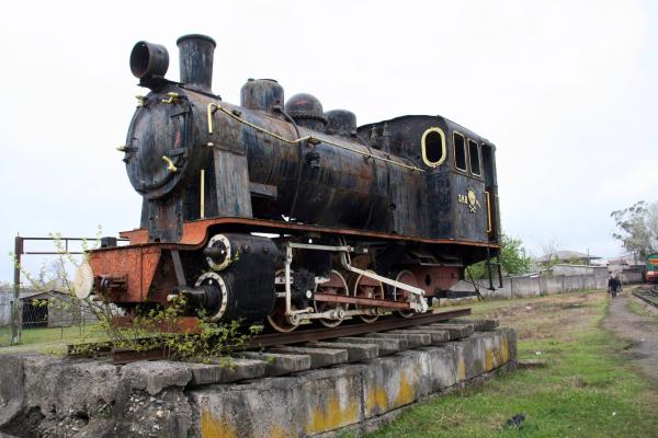 Bild 1 von 1: Eine GR 210 im Bahndepot von Poti - Denkmal für die erste Bahnlinie Georgiens.