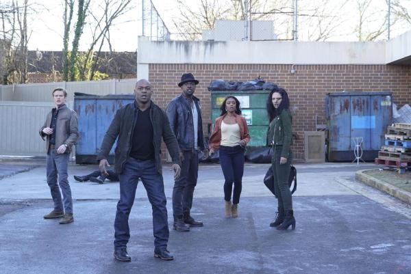 Bild 1 von 12: MacGyver (Lucas Till, l.), Riley (Tristin Mays, r.) und Jack sollen einen ehemaligen Regierungsangestellten schnappen, doch dabei treffen sie auf die Kopfgeldjägerfamilie Colton (Jermaine Rivers, 2.v.l.; Lance Gross, M.; Javicia Leslie, 2.v.r.), die in dem Auftrag ein lukratives Geschäft wittert ...